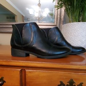 Unisa black booties
